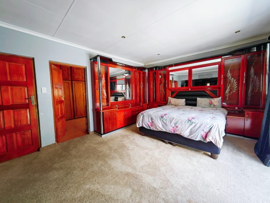 5 Bedroom Property for Sale in Van Der Hoff Park North West